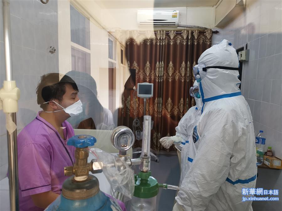 （国际疫情）（3）中国抗疫医疗专家组深入了解老挝新冠确诊病例治疗情况